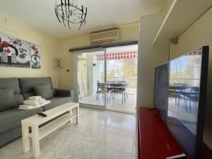 Televízia a/alebo spoločenská miestnosť v ubytovaní MAGNIFICENT MEDITERRANEO APARTMENT