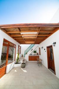 un patio interior con techo de madera y escalera en Casa Carmen en Haría