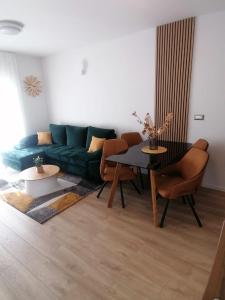 sala de estar con sofá verde y mesa en Apartments Jakov en Makarska