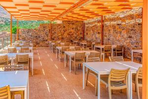 Reštaurácia alebo iné gastronomické zariadenie v ubytovaní Elounda Residence Resort & Waterpark