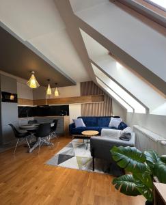 - un salon avec un canapé bleu et une table dans l'établissement Apartament 30, à Polanica-Zdrój