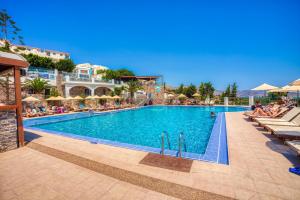 Bazén v ubytovaní Elounda Residence Resort & Waterpark alebo v jeho blízkosti