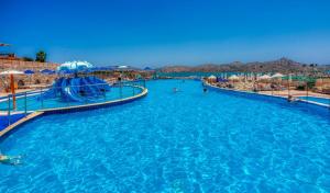 Bazén v ubytovaní Elounda Residence Resort & Waterpark alebo v jeho blízkosti