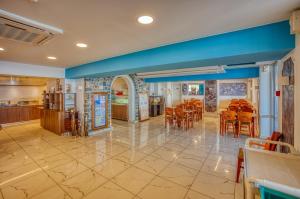 Reštaurácia alebo iné gastronomické zariadenie v ubytovaní Elounda Residence Resort & Waterpark