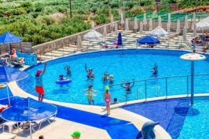 Bazén v ubytovaní Elounda Residence Resort & Waterpark alebo v jeho blízkosti