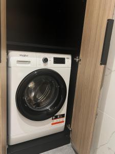 a washer and dryer in a small room at AMSTERDAM - nowy apartament w centrum z prywatnym zadaszonym parkingiem in Nowy Targ