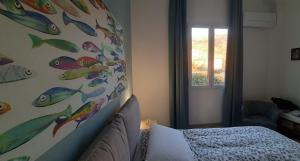 سرير أو أسرّة في غرفة في mondello sun360