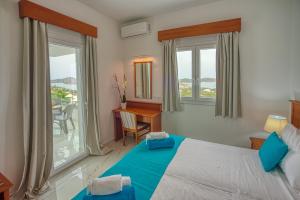 Posteľ alebo postele v izbe v ubytovaní Elounda Residence Resort & Waterpark