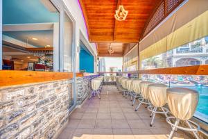 Reštaurácia alebo iné gastronomické zariadenie v ubytovaní Elounda Residence Resort & Waterpark