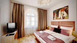 Televízia a/alebo spoločenská miestnosť v ubytovaní Hotel77