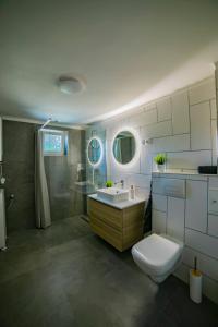 フォニョードにあるKégli_Fonyódのバスルーム(トイレ、洗面台、シャワー付)