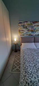 سرير أو أسرّة في غرفة في mondello sun360