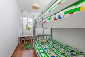 Ein Etagenbett oder Etagenbetten in einem Zimmer der Unterkunft HHBCN Beach Apartment Castelldefels #3