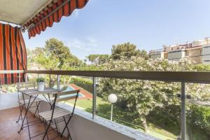 カステルデフェルスにあるHHBCN Beach Apartment Castelldefels #3の景色を望むバルコニー(テーブル付)