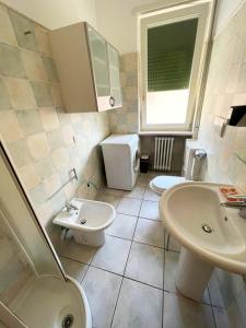 a small bathroom with a sink and a toilet at Residence Verona Inn in Verona