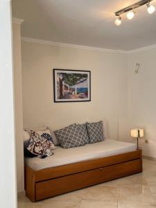 パレオカストリッツアにあるVilla Ampelaki "30 meters to beach"のソファ(枕付)が備わる客室です。