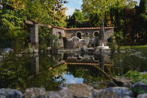 un jardín con un estanque en el medio en Villa Rosa - Sky en Detmold