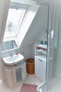 a bathroom with a sink and a skylight at FerienwohnungApartment Löbau, Stadt- und Messenah - a46436 in Löbau