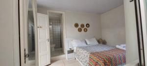 um pequeno quarto com uma cama e uma casa de banho em Floripa Hostel em Florianópolis