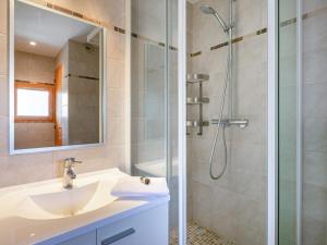 Ένα μπάνιο στο Appartement avec balcon Sud/Ouest, garage et animaux acceptés - FR-1-694-29