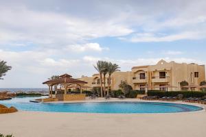 ośrodek z basenem i altaną w obiekcie Life Resorts Coral Hills Beach & SPA w mieście Al-Kusajr