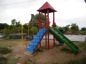 un patio de recreo con un tobogán en un parque en Hillock By In Vogue, en Dharamshala