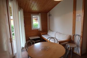 Arthez-de-BéarnにあるL’Orée du Bois by Noricampの小さなお部屋で、テーブルとソファが備わります。