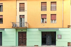 ein Gebäude mit grünen Garagentüren und Fenstern in der Unterkunft Virginia Apartments in Parma
