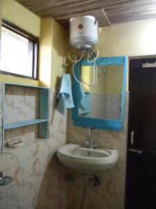 y baño con lavabo y espejo azul. en Hillock By In Vogue, en Dharamshala 21 fotos más