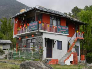 Casa roja y blanca con balcón en Hillock By In Vogue, en Dharamshala