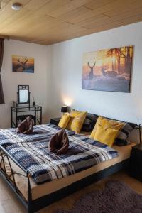 Postel nebo postele na pokoji v ubytování Ferienwohnung Hertreiter in Dingolfing 110qm