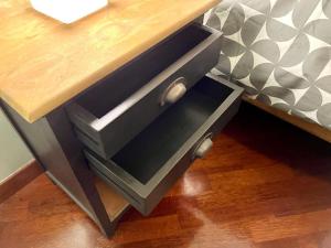 un tavolo di legno con due cassetti sopra un letto di Inn Sistina Home a Roma Altre 19 foto