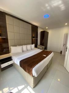 a bedroom with a large bed in a room at 2-Bedroom Apartment in Ikoyi in Lagos