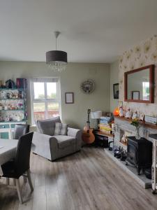 ein Wohnzimmer mit einem Sofa und einem Kamin in der Unterkunft Lanelodge -Room Only- in Doolin