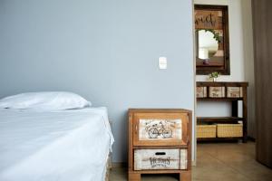 a bedroom with a bed and a table and a mirror at Apartamento completo tipo vintage en villeta in Villeta