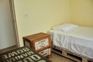 a bedroom with a bed and a dresser next to a bed at Apartamento completo tipo vintage en villeta in Villeta