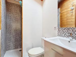 ein Bad mit einem WC, einem Waschbecken und einer Dusche in der Unterkunft Chalet Samoëns, 4 pièces, 6 personnes - FR-1-624-17 in Samoëns