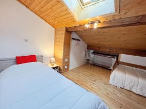 ein Schlafzimmer mit einem weißen Bett und einer Holzdecke in der Unterkunft Chalet Samoëns, 4 pièces, 6 personnes - FR-1-624-17 in Samoëns