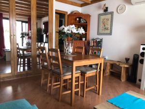 een eettafel met stoelen en een vaas met bloemen bij ON THE BEACH in Costa Teguise