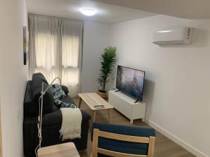 Televízia a/alebo spoločenská miestnosť v ubytovaní Apartamento Central E