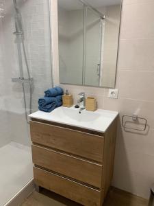 bagno con lavandino, specchio e doccia di Apartamento Central E a Algeciras