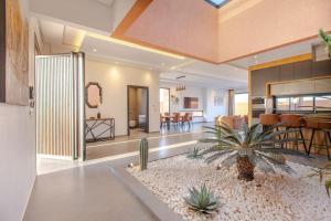 Il comprend un salon avec une salle à manger et une cuisine. dans l'établissement Villa Menara, personnels inclus, à Marrakech