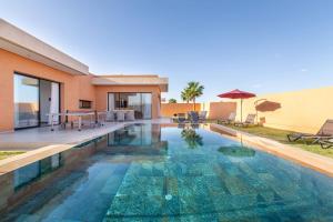 - une piscine dans l'arrière-cour d'une maison dans l'établissement Villa Menara, personnels inclus, à Marrakech