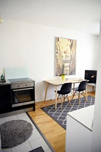 cocina con mesa y sillas en una habitación en Scandinavian Modern home 34 1BR City Center in Kamppi Työmiehenkatu, en Helsinki
