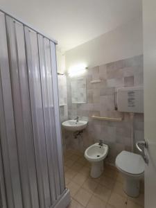 un bagno con un water e un lavandino di HOTEL VILLA ELISA a Rimini
