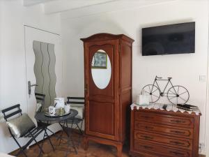 Saint-Jouin-BrunevalにあるFleur De Soleilの木製ドレッサーと鏡付きの部屋