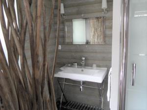 にあるLa Bergerie-en-Vexinの洗面台付きのバスルーム、木製の壁