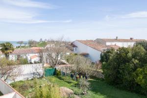 uitzicht op een dorp met huizen en bomen bij Appartement duplex "Atlantis" proche du port in Saint-Martin-de-Ré +3 foto's