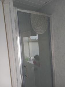 - une porte de salle de bains avec un miroir et une fenêtre dans l'établissement Saracens Head The Annex, à Skegness
