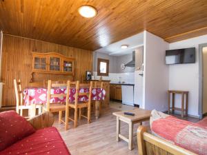 ヴァロワールにあるAppartement Valloire, 2 pièces, 6 personnes - FR-1-263-500のリビングルーム、キッチン(テーブル、椅子付)